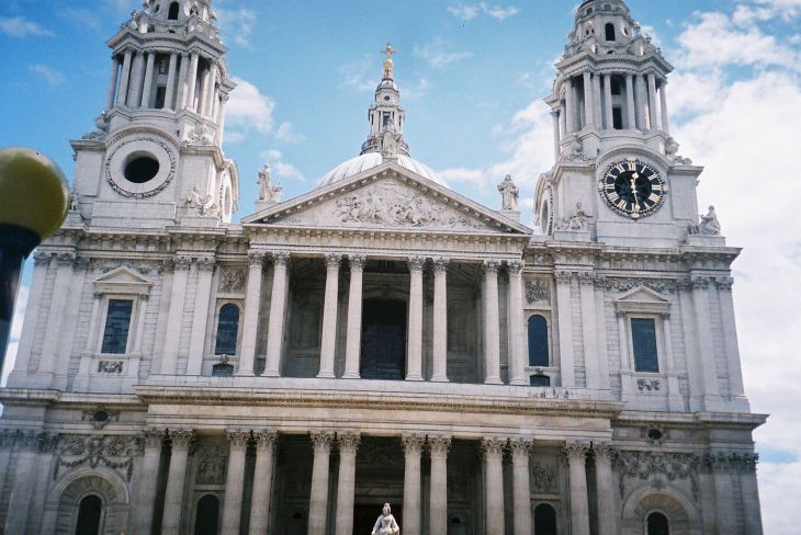 London St Paul Cathedral front clock