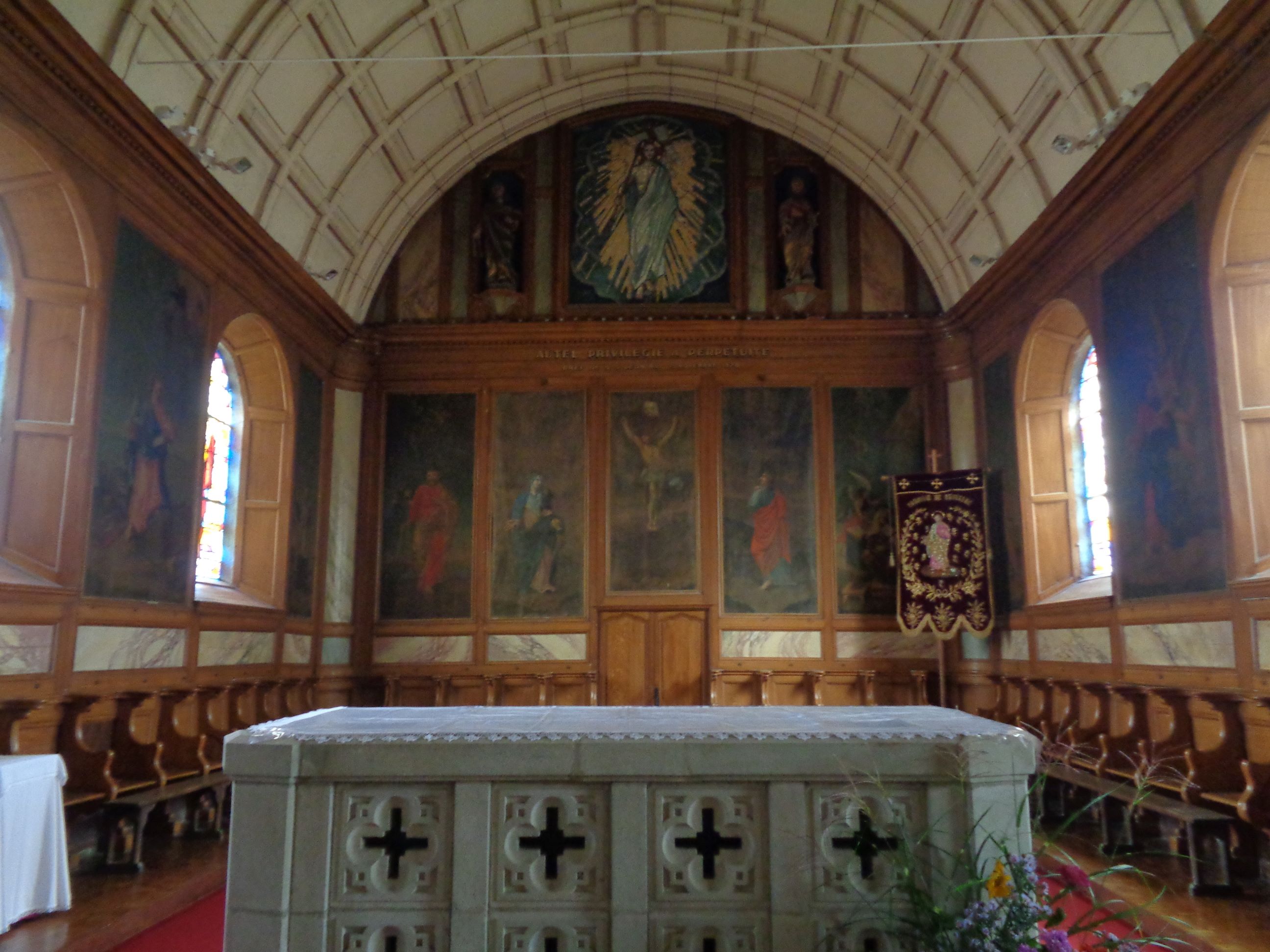 Neuilliac ch Saint Pierre et Saint Paul altar sep23