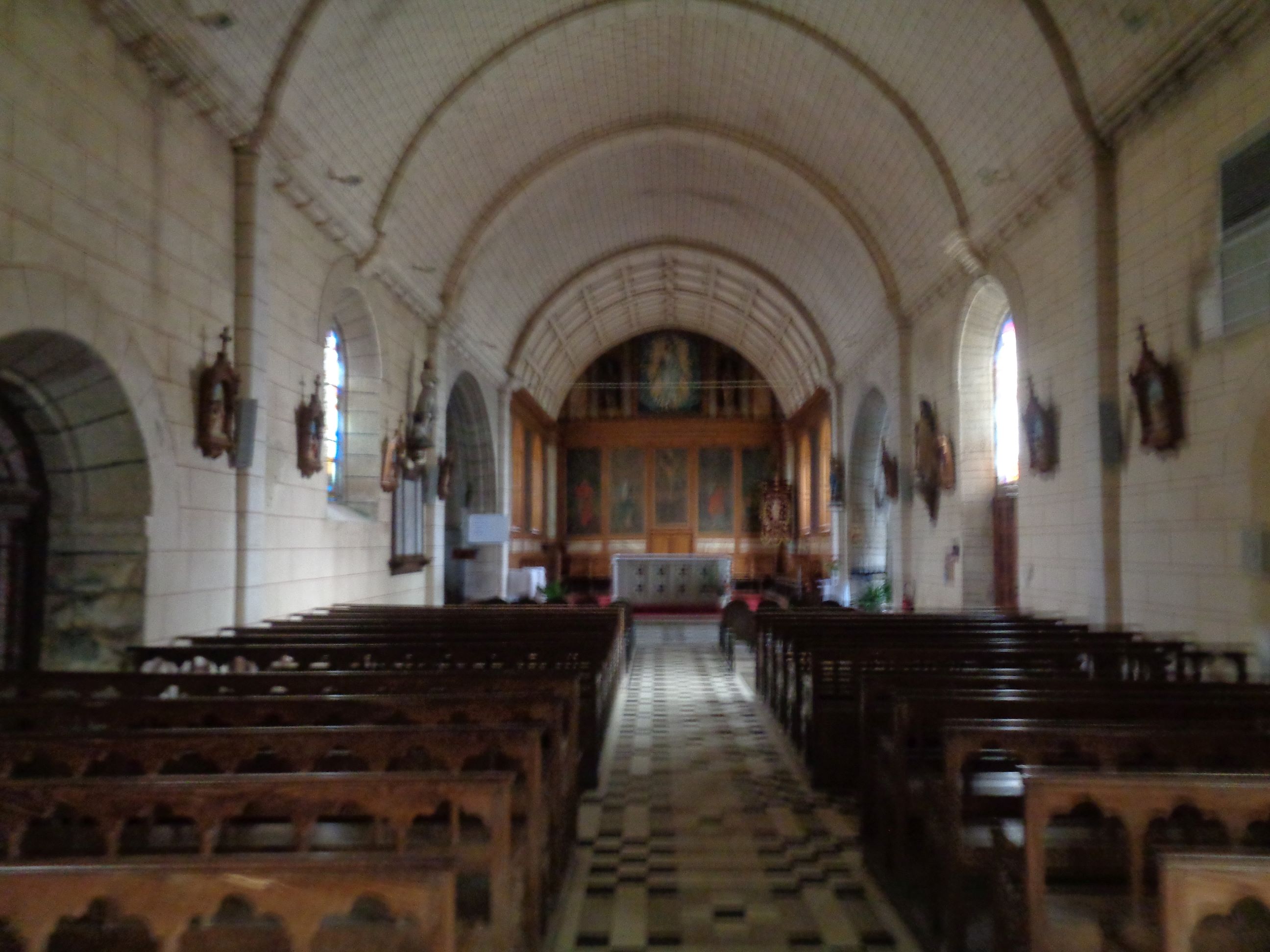 Neuilliac ch Saint Pierre et Saint Paul nave to altar sep23