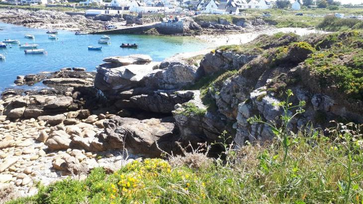 ploemeur La plage de Port blanc – Kerroch rock formatoin around bay and beach may19