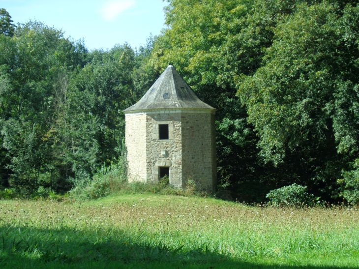 Plougoumelen chateau pont sal pigeon tower sep23
