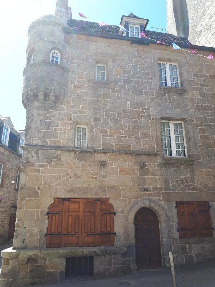 Saint Pol de Leon maison prebendale rue gen leclerc side jun22