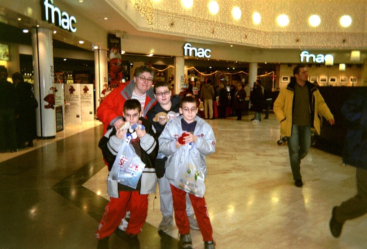 Serris Val d europa shopping mall mama and boys jan05