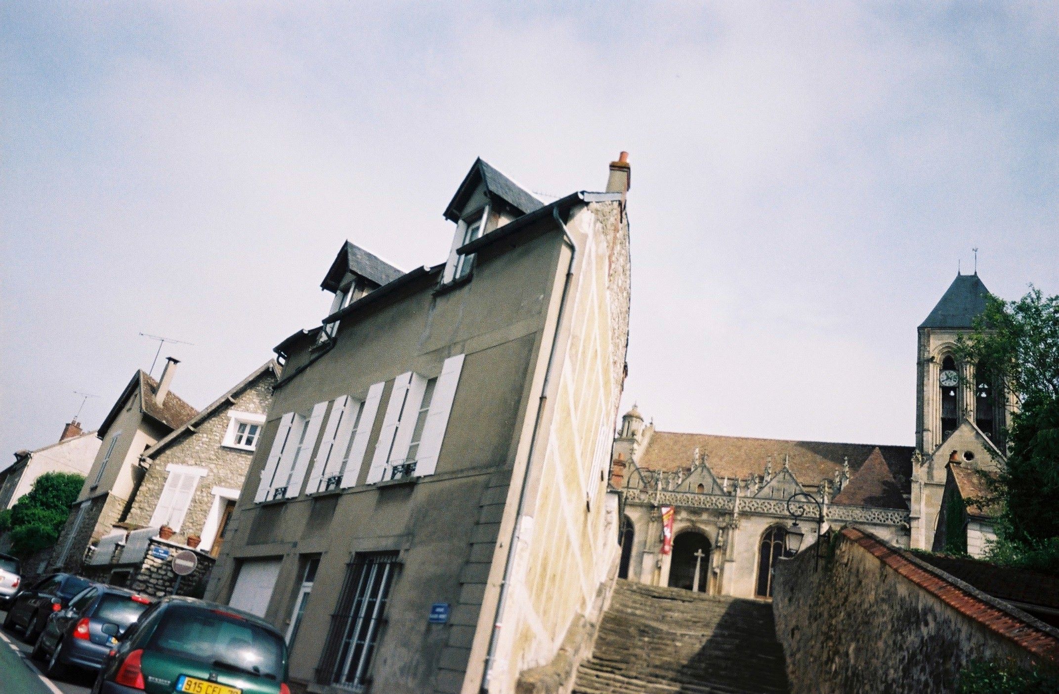Vétheuil ch Notre-Dame and stairs c2008