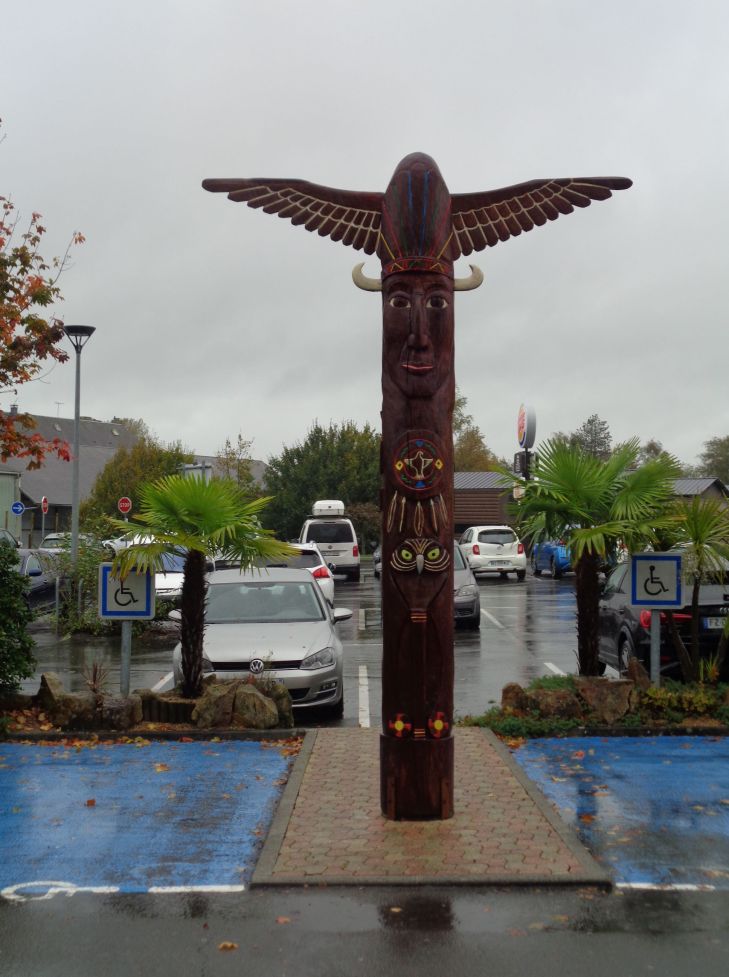Avranches buffalo grill totem pole outside parking oct23