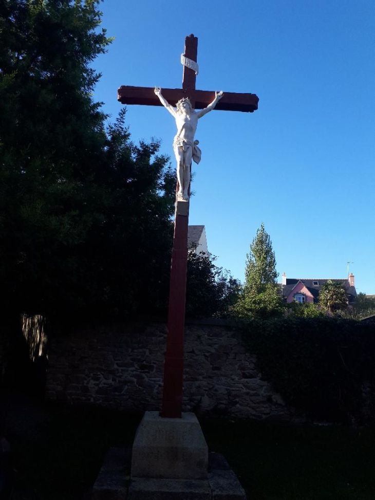 Douarnenez ch St Joseph back Cross Christ oct23