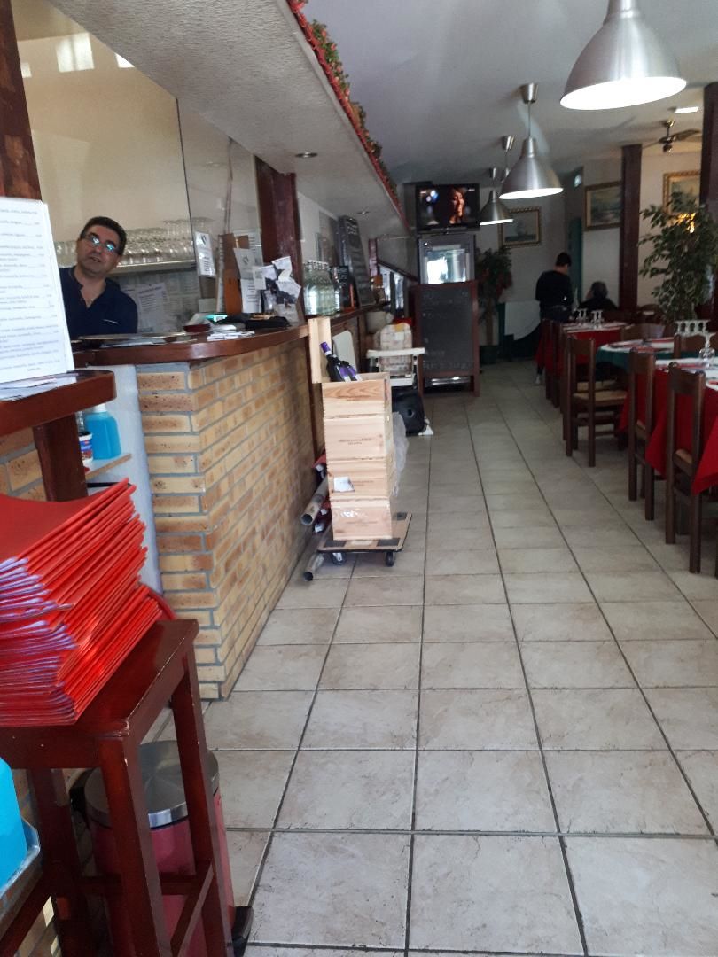 Douarnenez pizzeria Da Franco dining room et owner awaiting us oct23