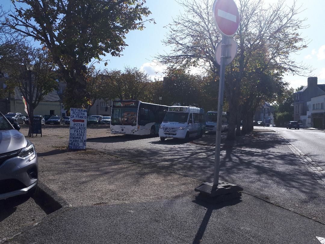 Douarnenez place Edouard Vaillant bus front oct23