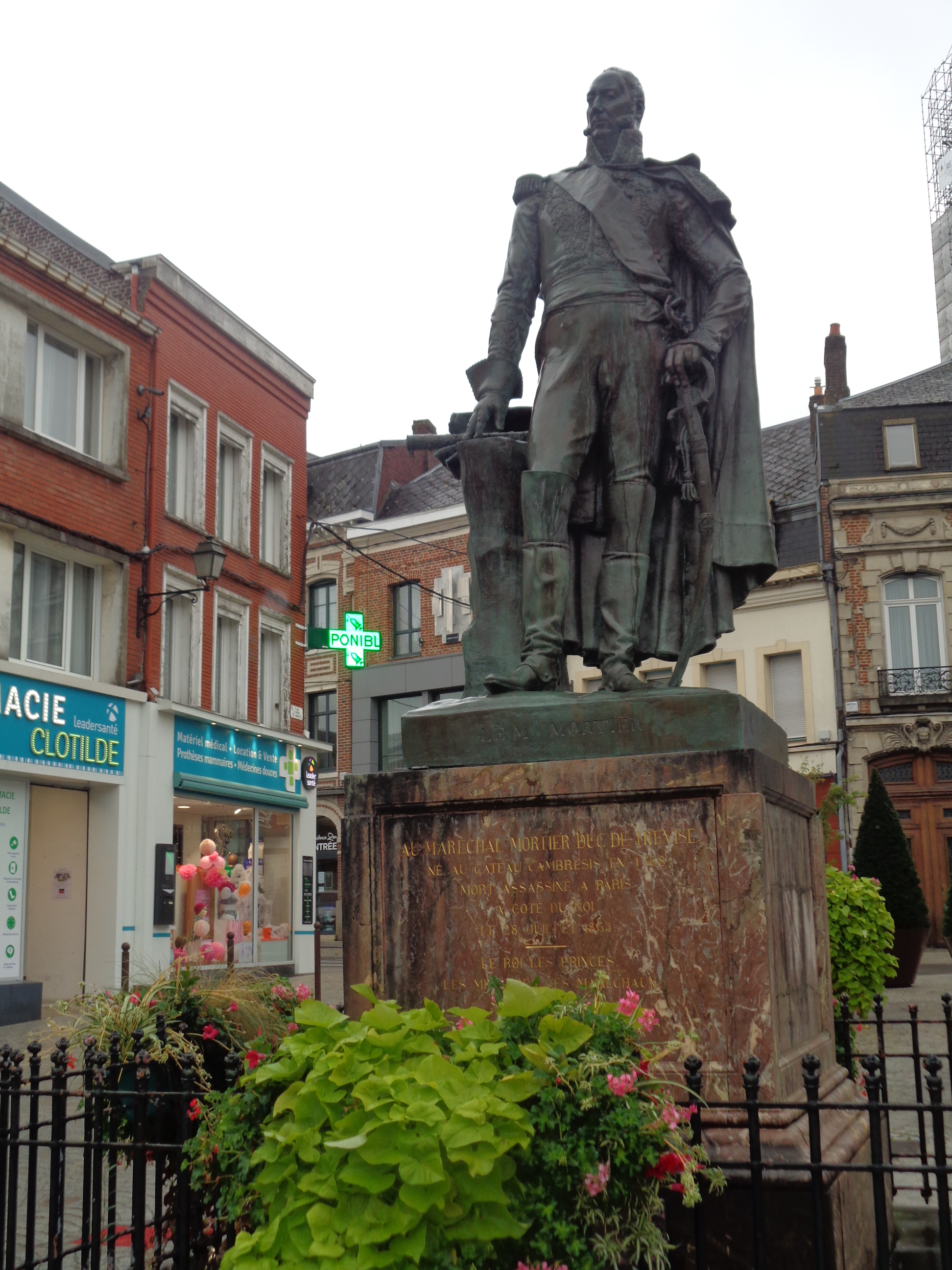 Le Cateau Cambresis Monument Maréchal Mortier pl du Gen de Gaulle oct23