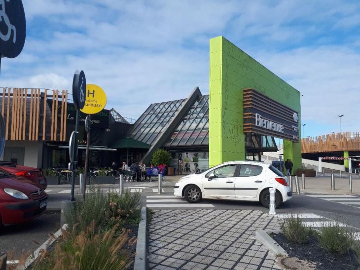 Vannes carrefour cc entrance 14oct23
