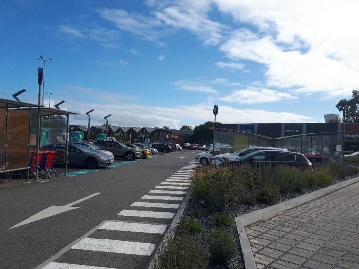 Vannes carrefour shopping ctr stores outdoor 23oct23