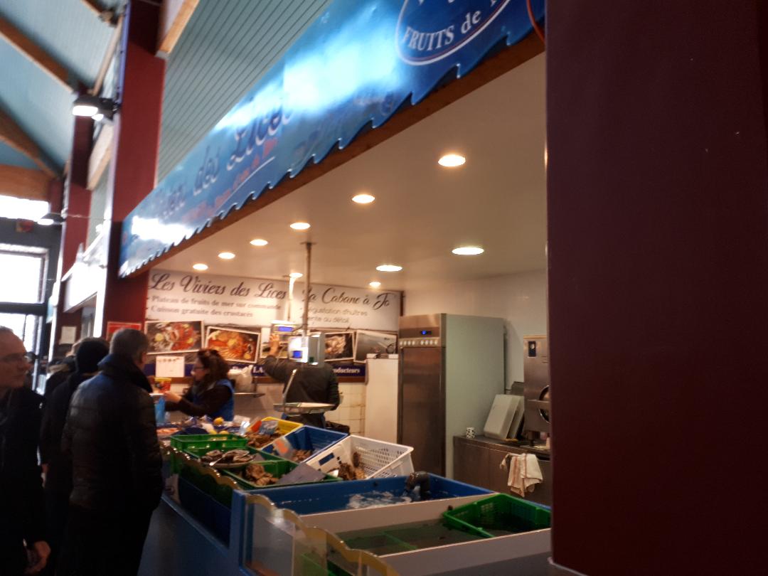 Vannes marche covered market les viviers de lices oysters feb18