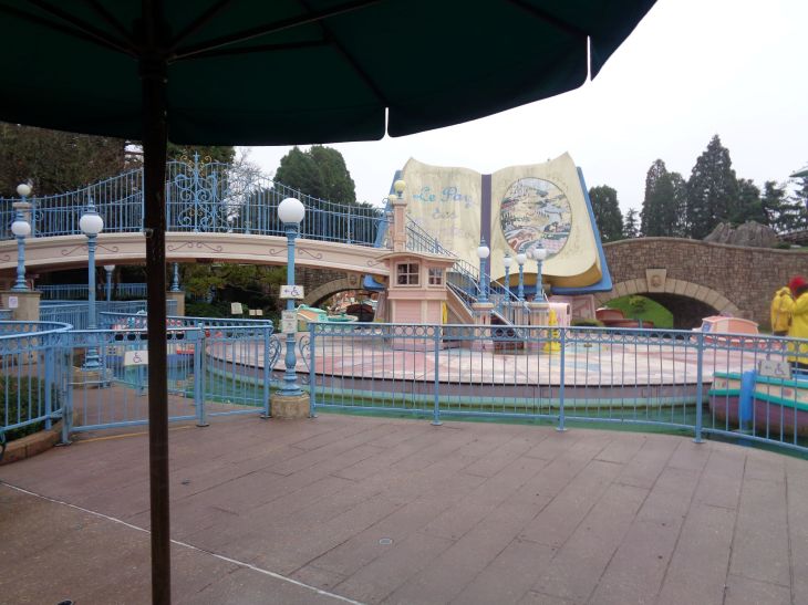 Disneyland Paris Fantasyland le pays des contes de fées front nov23