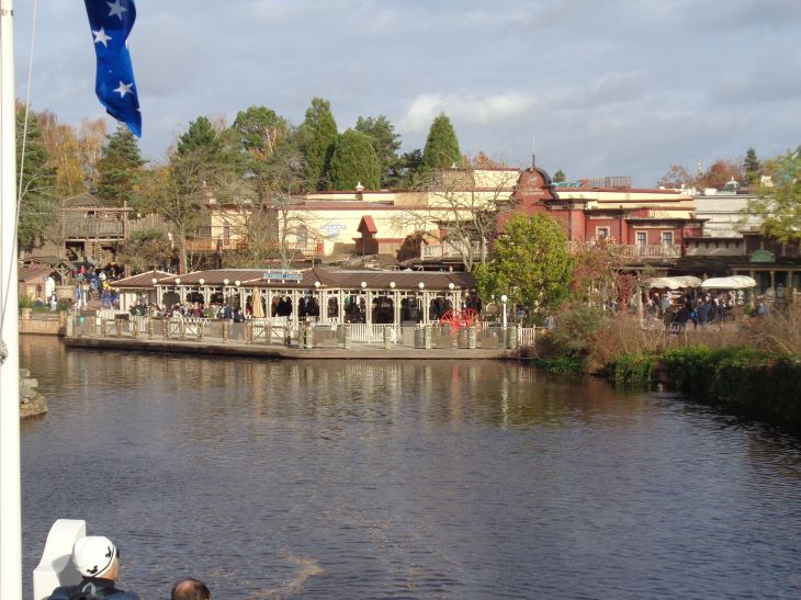 Disneyland Paris Frontierland mesa river boat molly brown landings arriving nov23