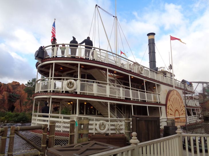 Disneyland Paris Frontierland mesa river boat molly brown leaving nov23