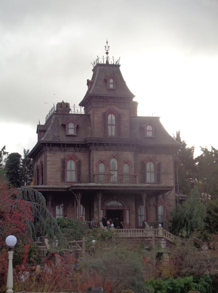 Disneyland Paris Frontierland phamton manor from mesa river boat nov23