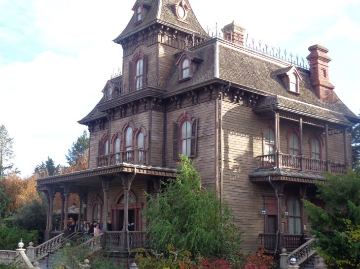 Disneyland Paris Frontierland phamton manor front side nov23