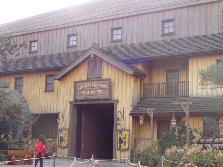 Disneyland Paris Frontierland theater front nov23