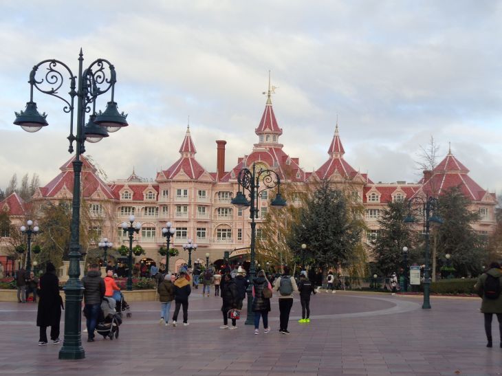 Disneyland Paris main parvis to disney park nov23