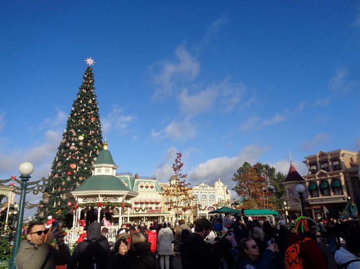 Disneyland Paris main street Christmas tree nov23