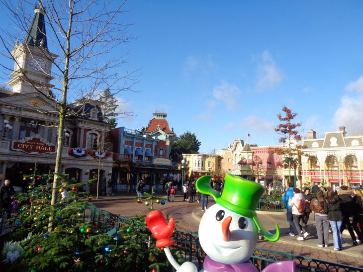 Disneyland Paris main street city hall left nov23