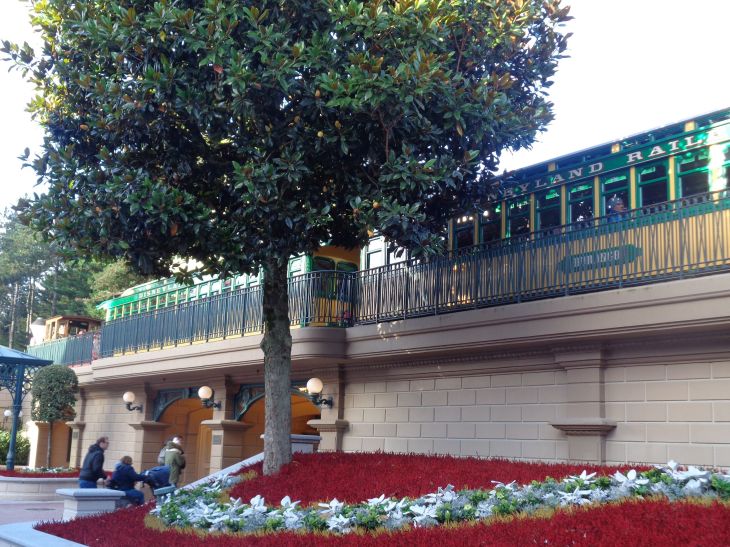 Disneyland Paris train ride around on main street nov23