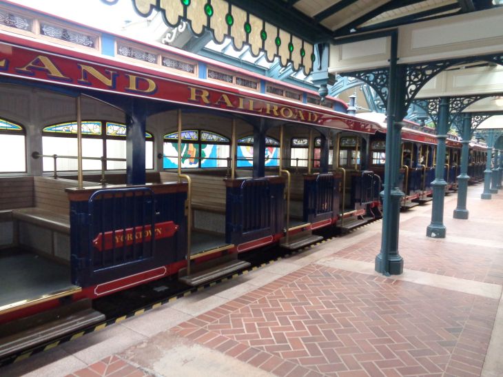 Disneyland Paris train ride station main street boarding nov23