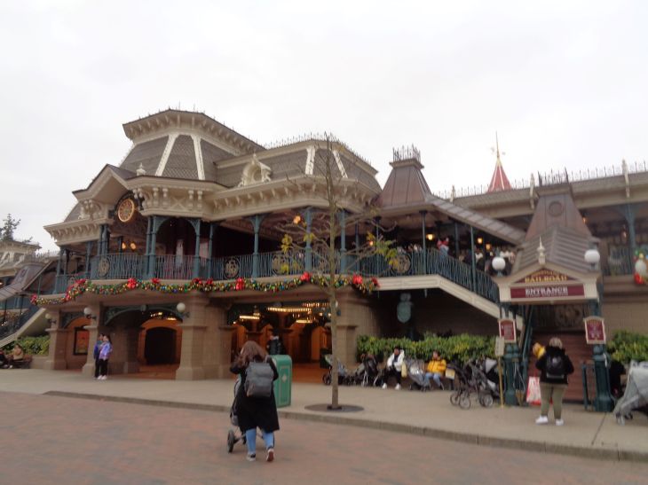 Disneyland Paris train ride station main street nov23