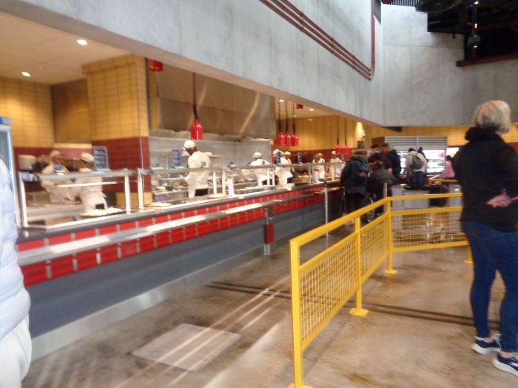 Disneyland Paris Walt Disney Studios Stark Factory resto inside orders nov23