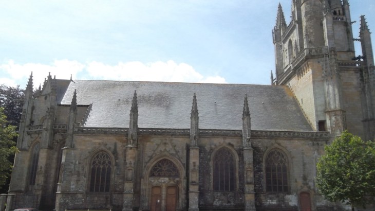 hen ch Notre Dame du paradis side belltower jul12