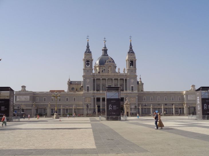 Madrid Catedral de la Almudena front parvis jul23