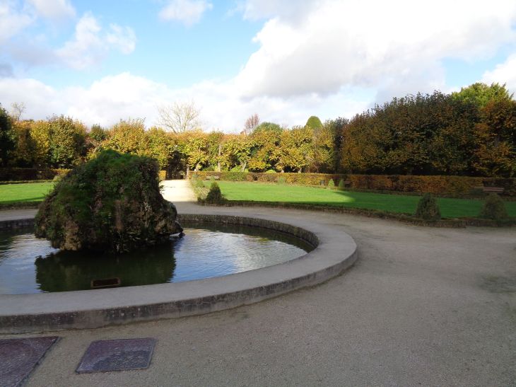 Meaux jardin bossuet right side and pond stone nov23