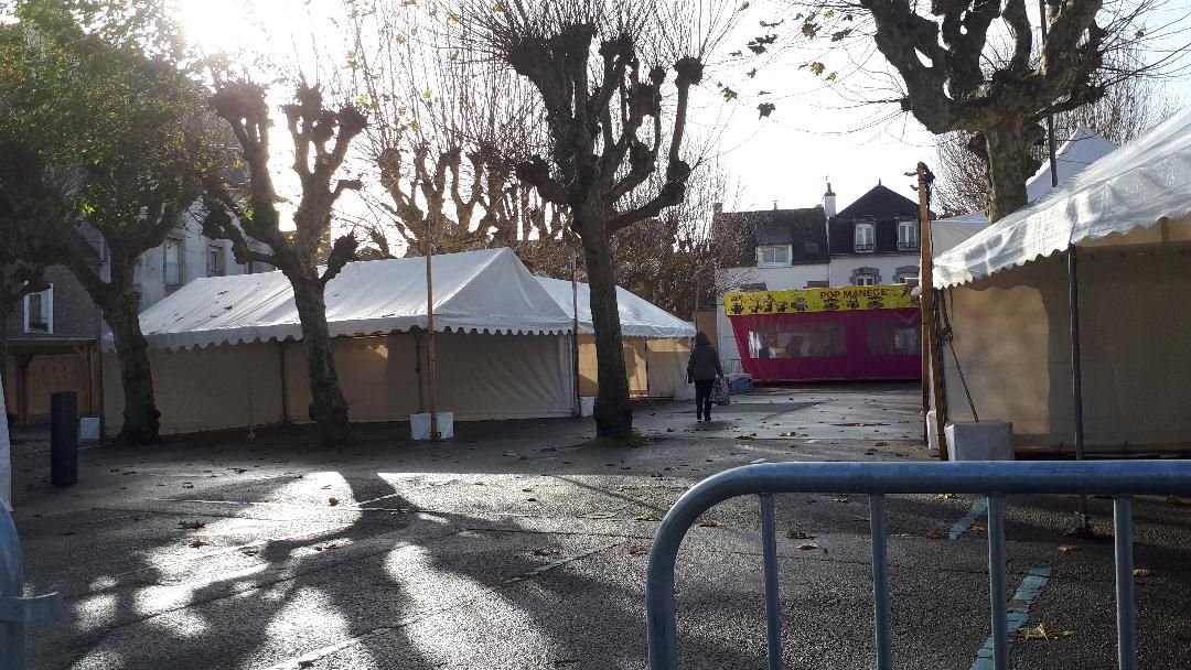 Auray Pl Notre Dame and Christmas market chalets2 dec23