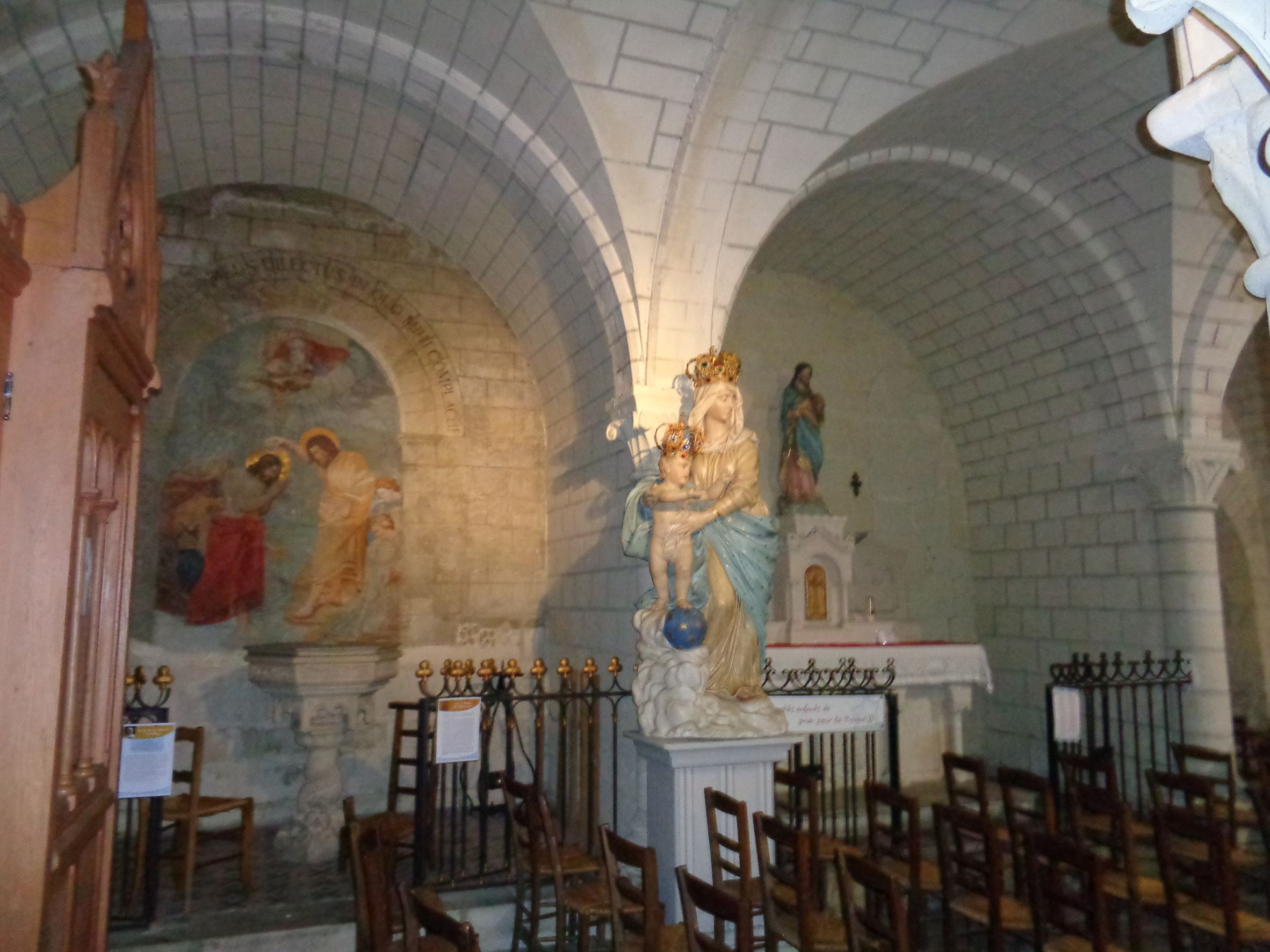 Ile Bouchard ch St Gilles baptismal font et chapel nov21