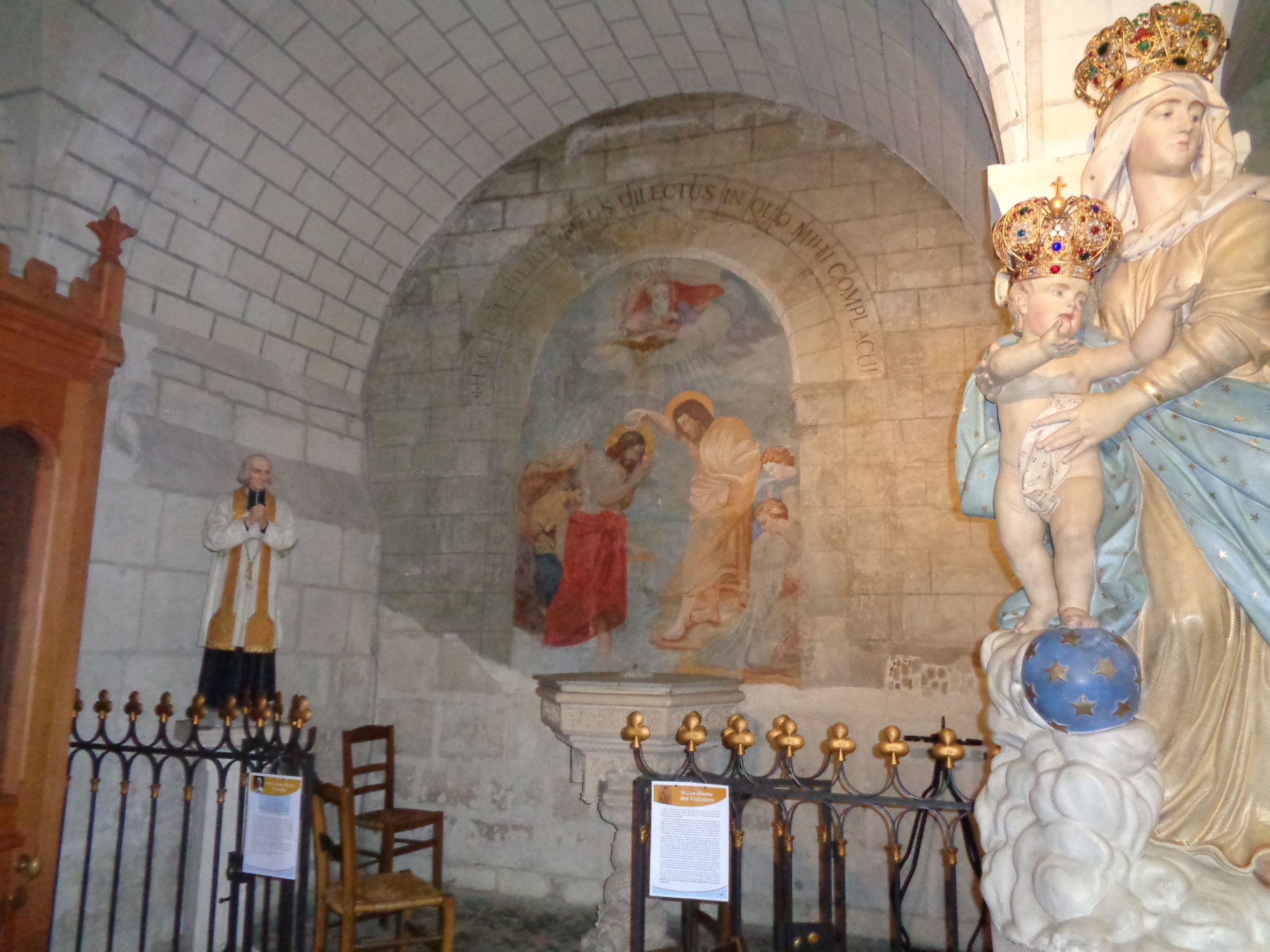 Ile Bouchard ch St Gilles baptismal font et Virgin child nov21