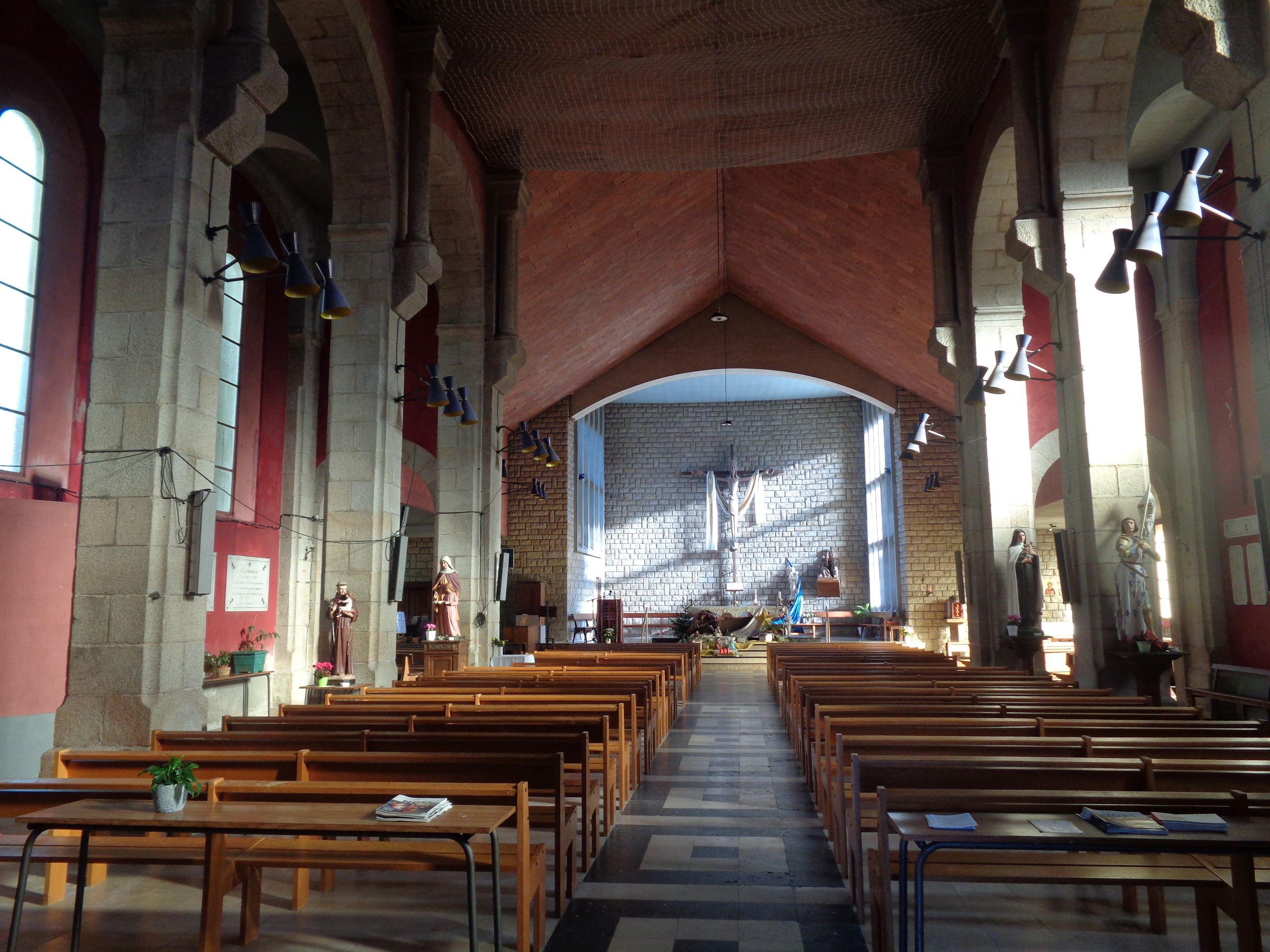 Lanester ch Saint Joseph du Plessis nave to altar dec23