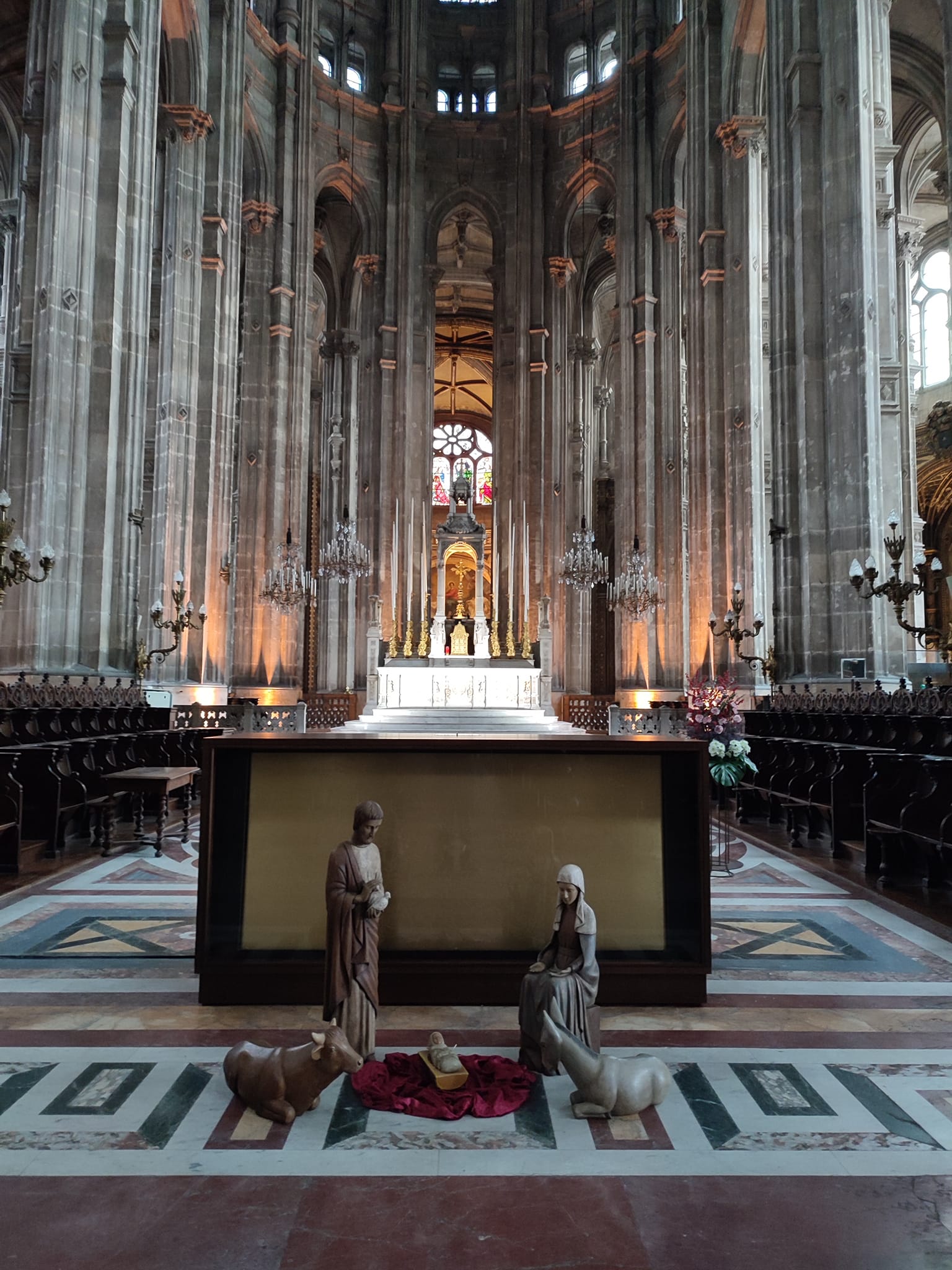 Paris ch St Eustache nave to altar dec21