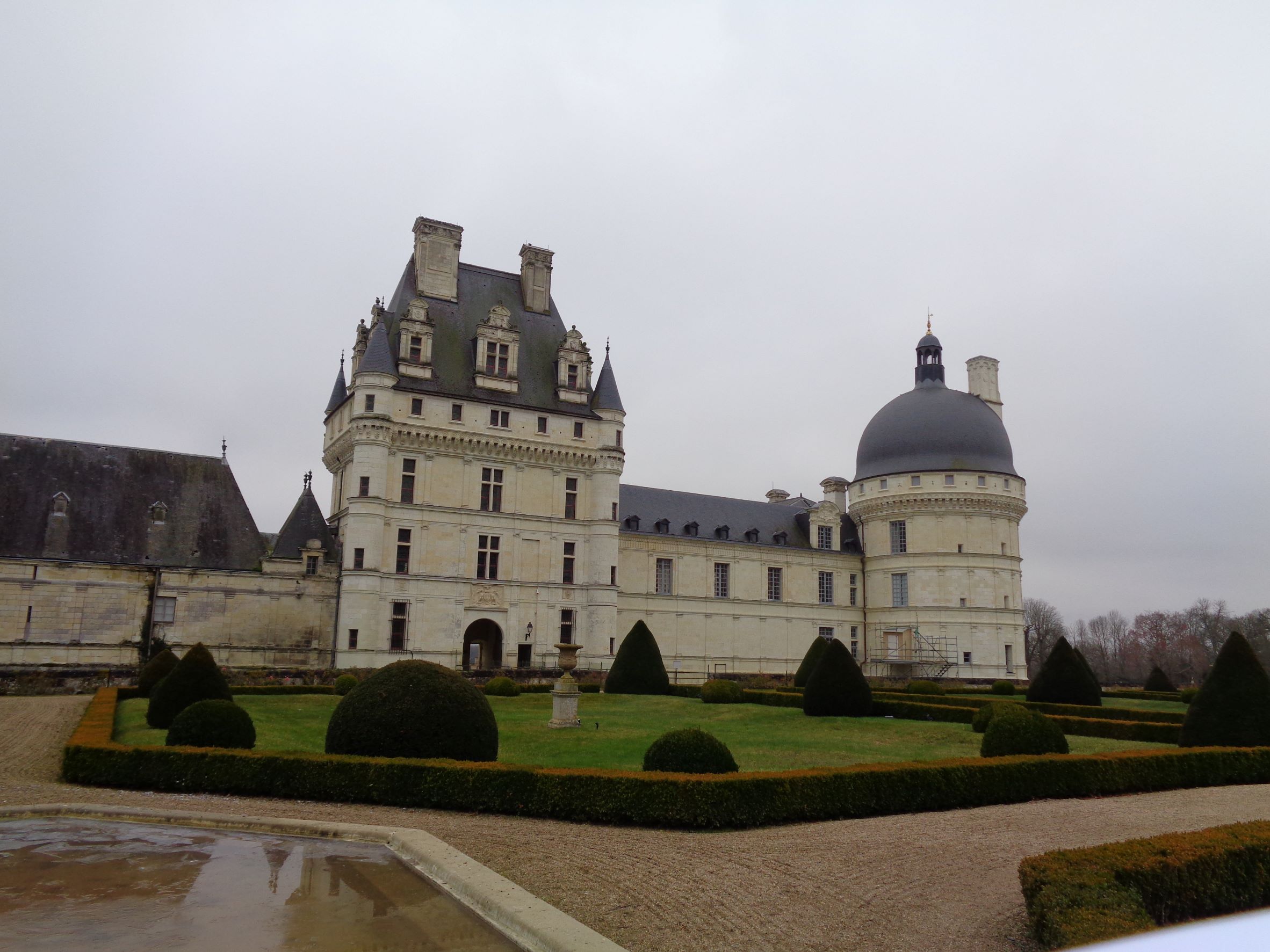 Valencay castle coutyard fountain et tower dec21