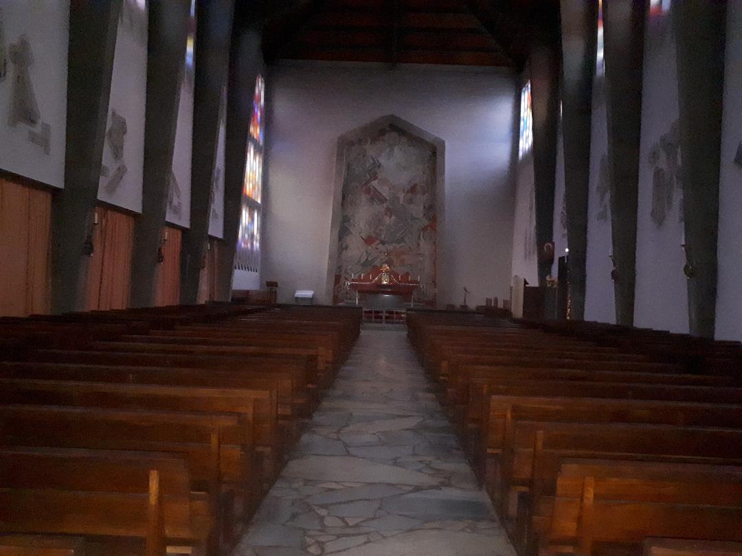 Vannes ch Saint Pie X nave to altar dec23