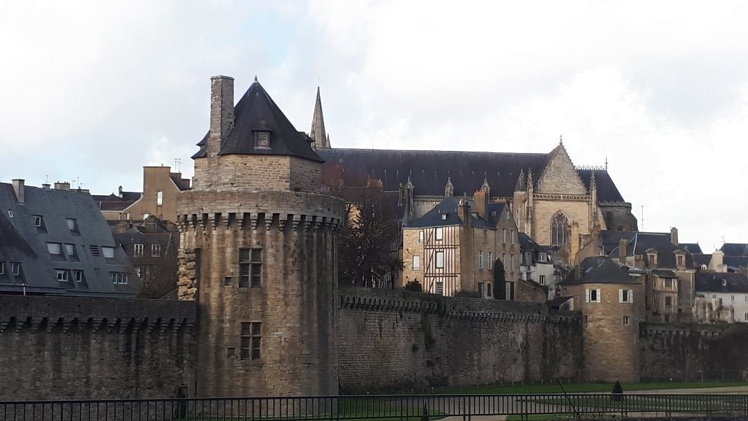Vannes tour connetable et poudriere Cat St Pierre back dec23