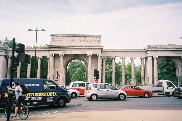 london Hyde Park Corner Screen seen from the other side of Piccadilly jul10