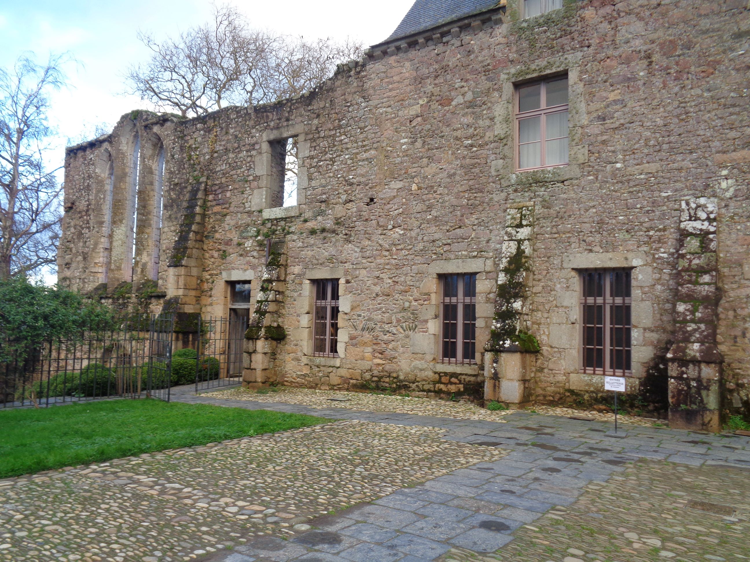 Paimpol Abbaye de Beauport entrance jan24