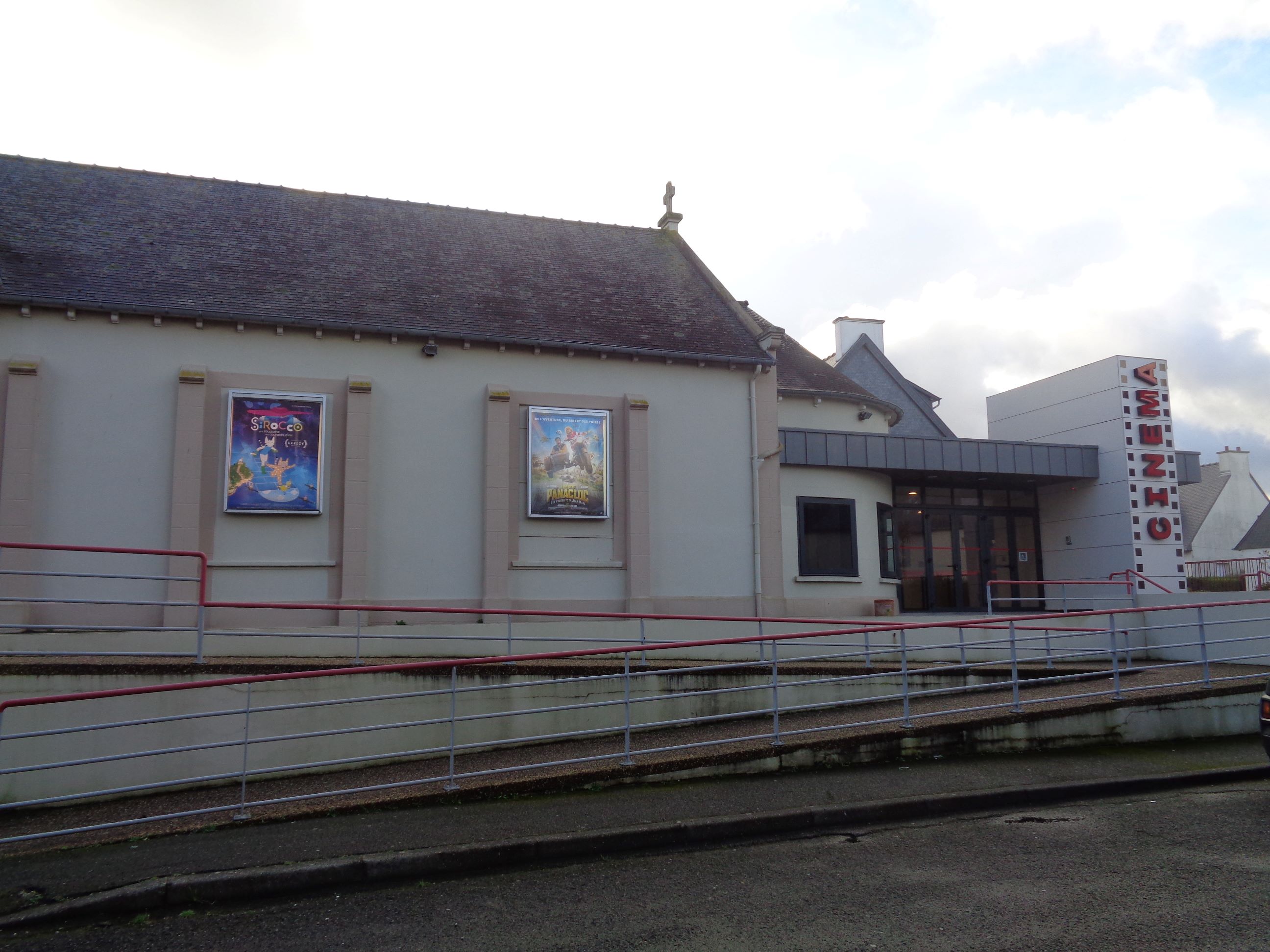 Paimpol Cinema behing ch Notre Dame de Bonne Nouvelle jan24