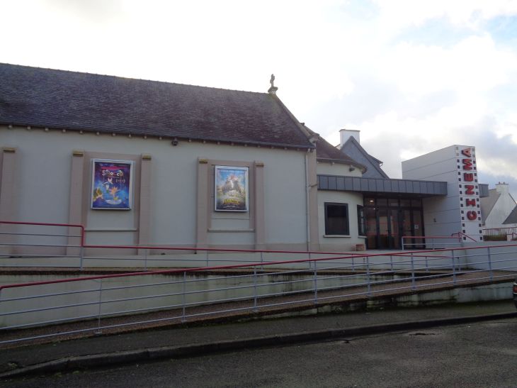 Paimpol Cinema behing ch Notre Dame de Bonne Nouvelle jan24