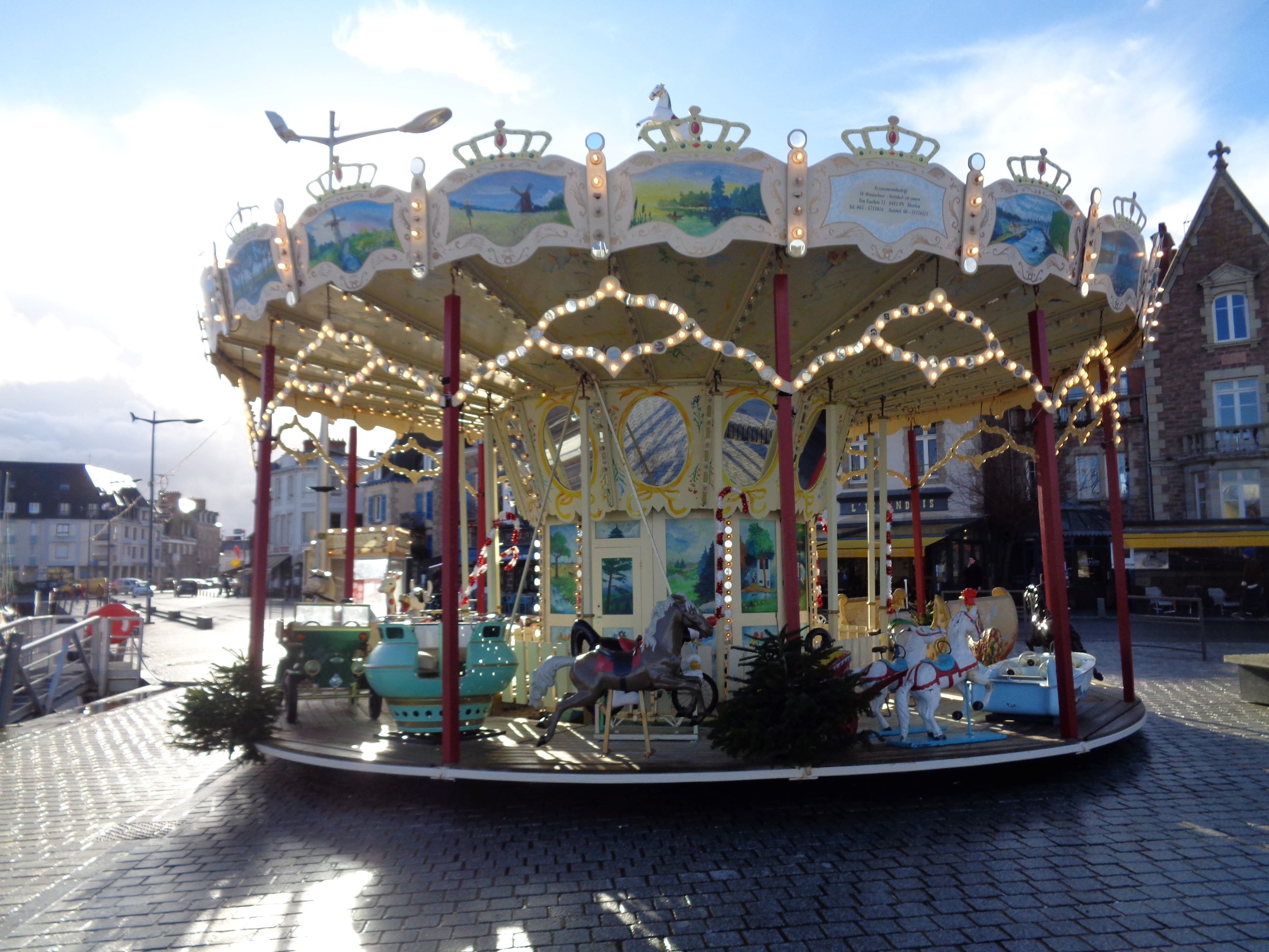 Paimpol quai de la Digue port carrousel jan24