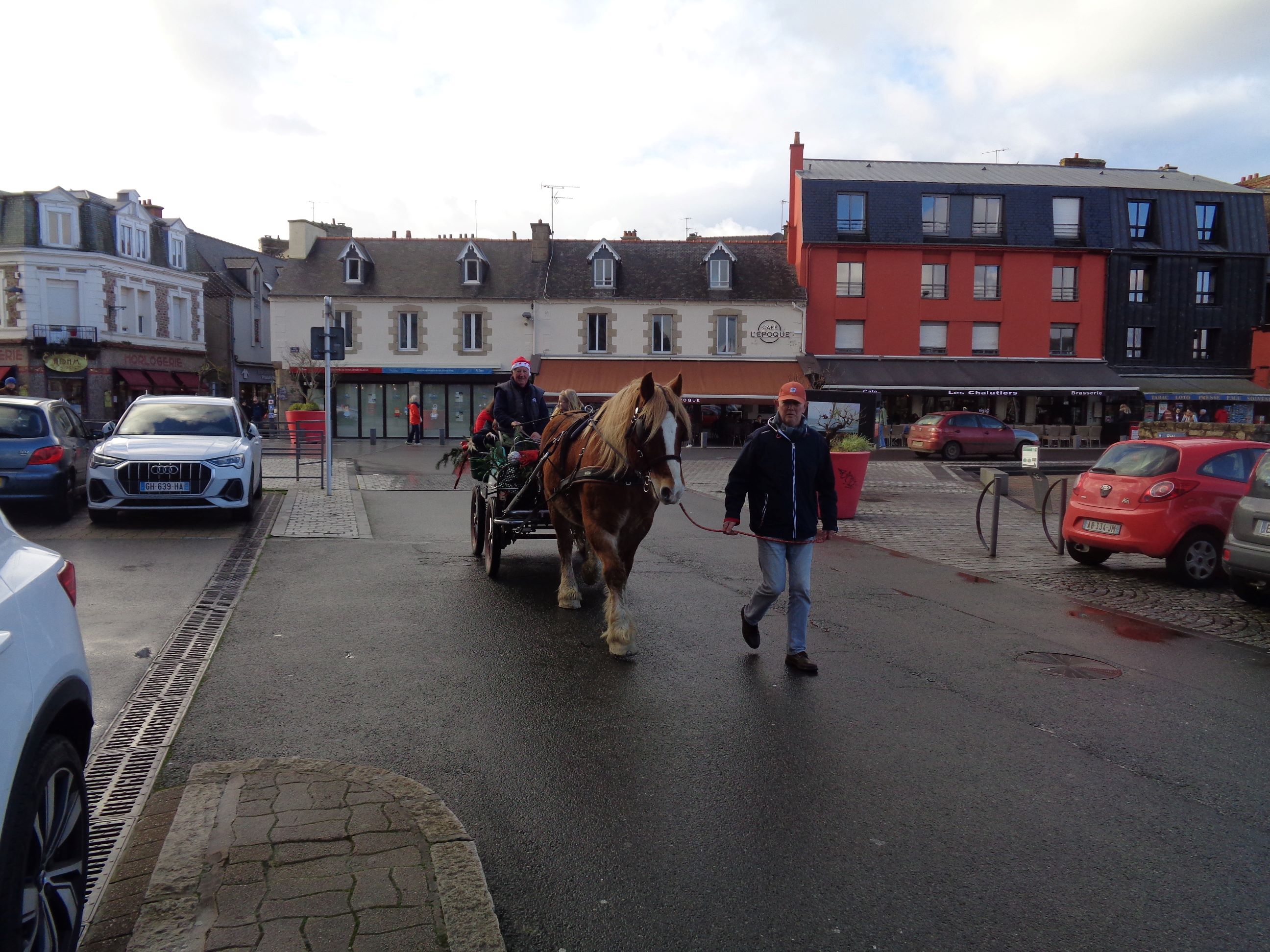Paimpol Quai Duguay Trouin horse carriage ride jan24