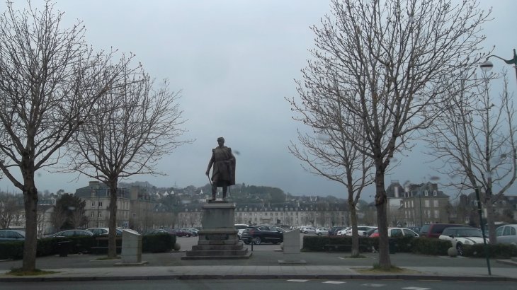 Pontivy pl aristides briand statue gen lormel apr13