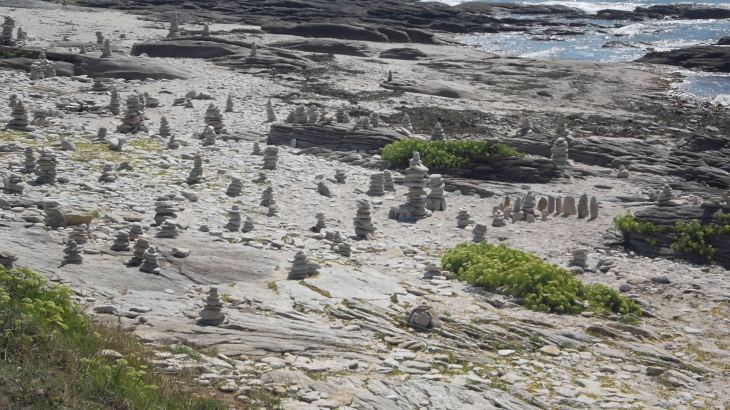 Quiberon plage de conguel stone formation aug12