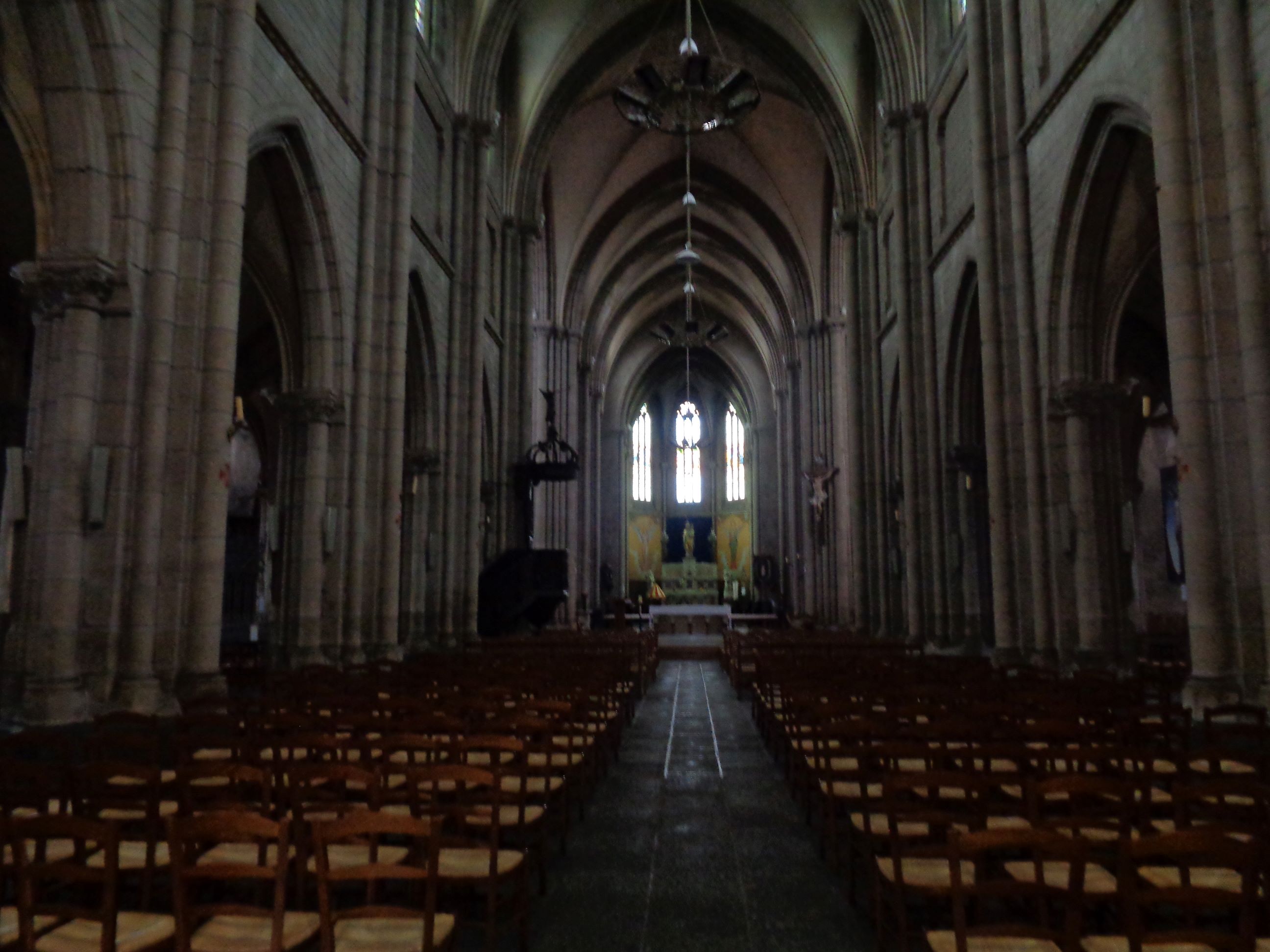 Quintin Basilica of Notre Dame de Délivrance nave to altar jan24