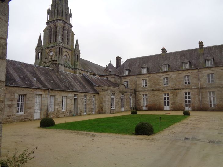 Quintin Château de Quintin side left front et belltower bas ND jan24